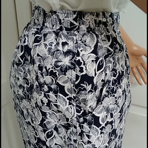 Floral Capri Pants with Pockets by Alia Petite - Picture 5 of 14